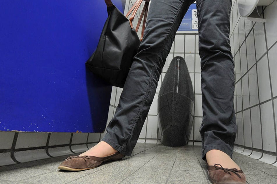 Im Sitzen oder Stehen urinieren? Vielleicht haben Berliner Frauen demnächst die Wahl.