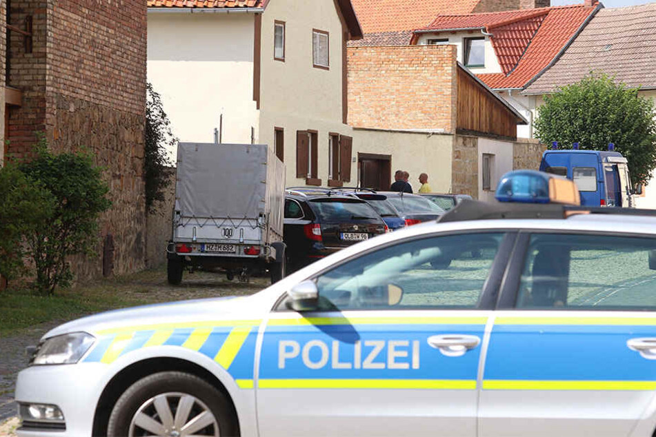 Die Polizei untersucht den Tatort in Weddersleben.