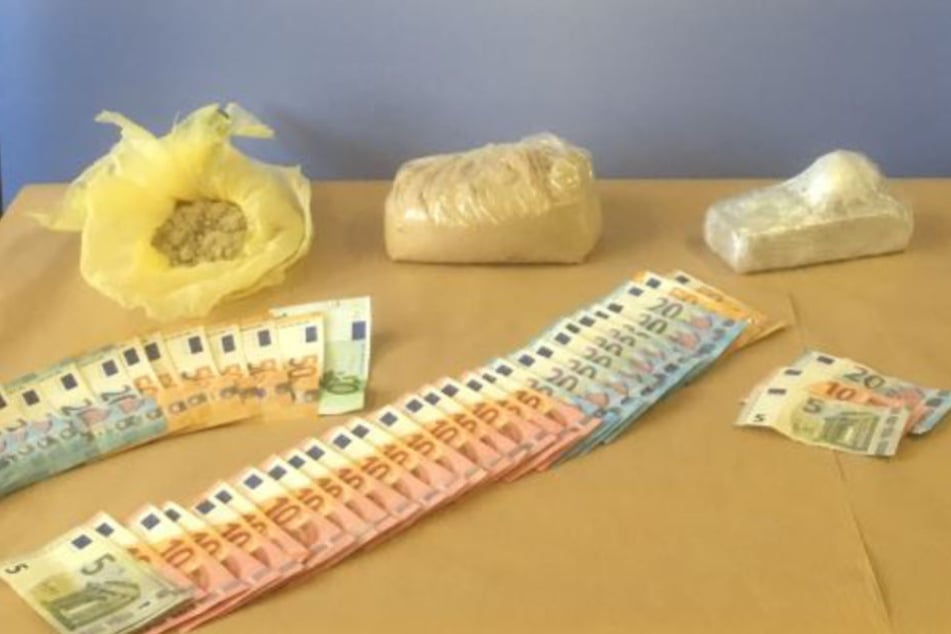 Die Ermittler stellten 2,2 Kilogramm Heroin, Bargeld und Streckmittel sicher.