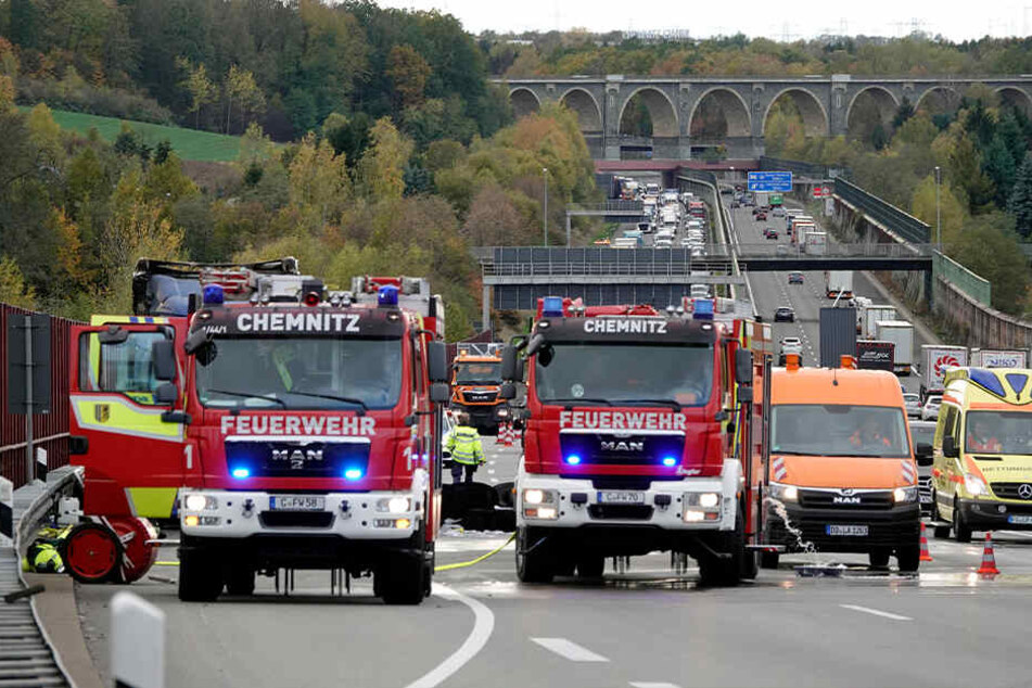 Durch den Feuerwehreinsatz kommt es auf der A4 zu Stau.
