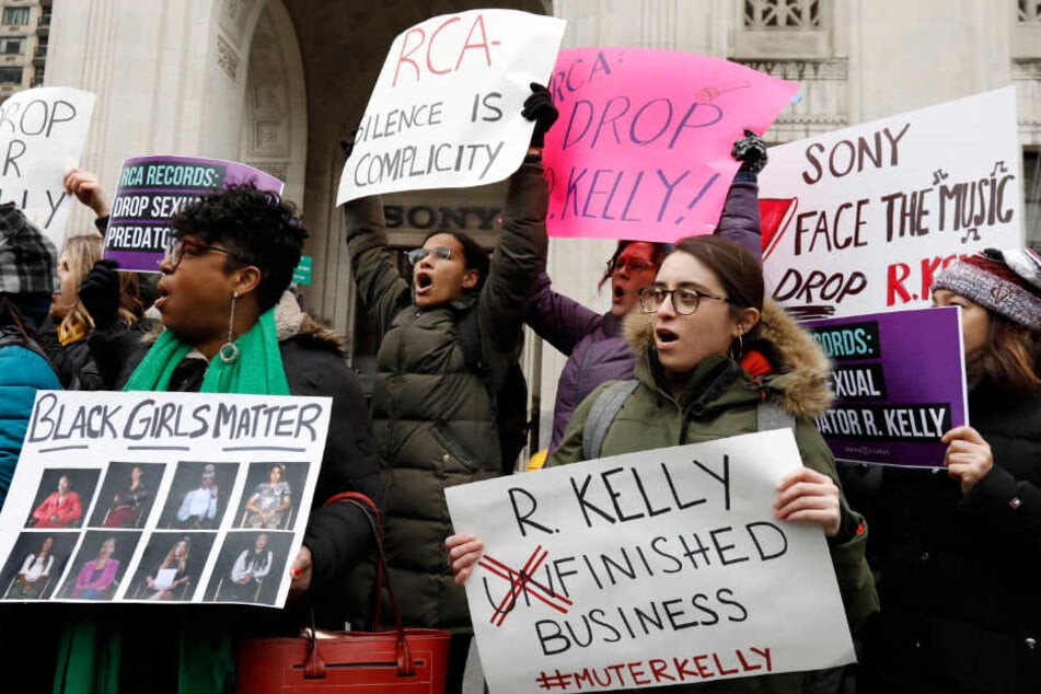 Mitte Januar 2019: Demonstranten fordern vor dem Sitz des Konzerns Sony Music in New York. Sie wollten erreichen, dass R. Kellys Label RCA die Zusammenarbeit mit ihm beendet.
