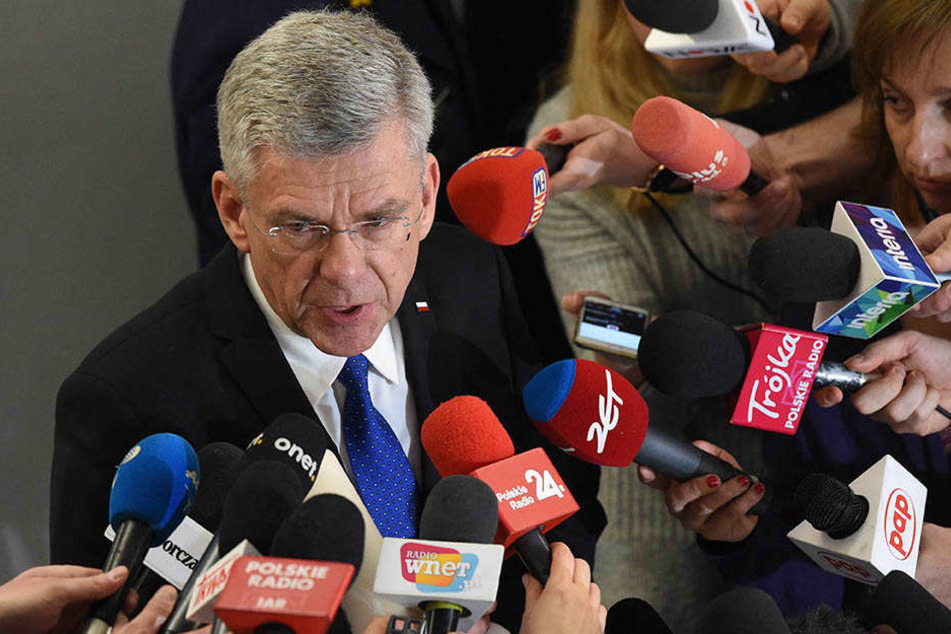 Stanislaw Karczewski, polnischer Senatsmarschall, beantwortet die Fragen von Journalisten zum Schreiben, wonach Polens Regierung Landsleute im Ausland zur Denunziation aufruft.