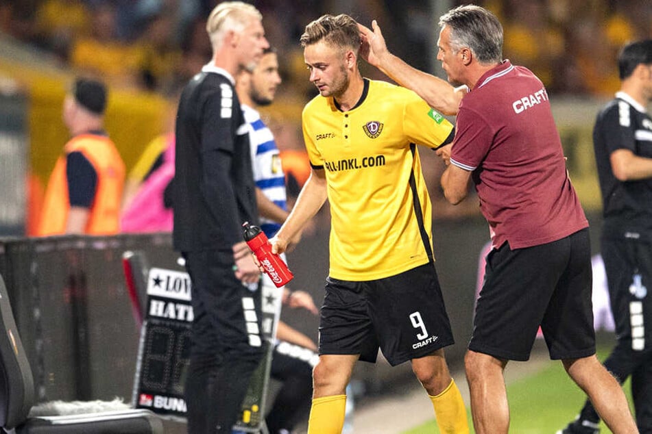Mit einem Klaps auf den Hinterkopf bedankte sich Uwe Neuhaus (r.) bei seinem Siegtorschützen Lucas Röser, als er ihn in der 73. Minute vom Platz nahm.