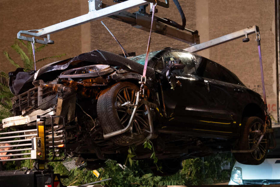 Das Wrack der Porsche-SUVs am Freitag.
