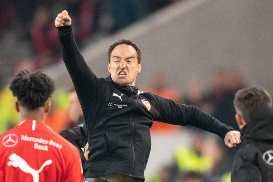 Im Stile Jürgen Klopps: VfB-Interimscoach jubelt nach dem Schlusspfiff gegen Gladbach. Links im Bild: VfB-Kreativspieler Daniel Didavi.