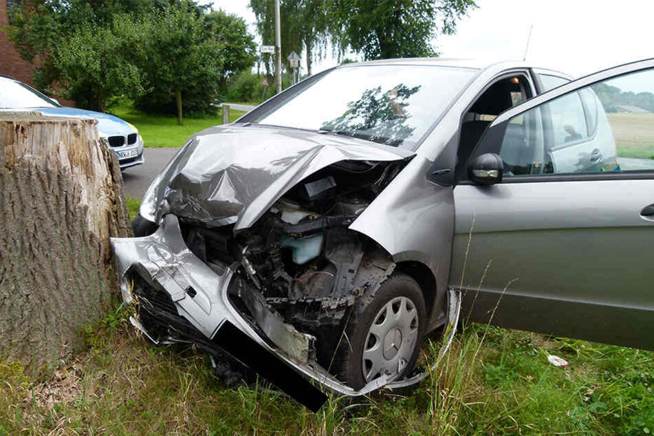 Der Mercedes krachte nach dem Unfall noch gegen einen Baumstamm.