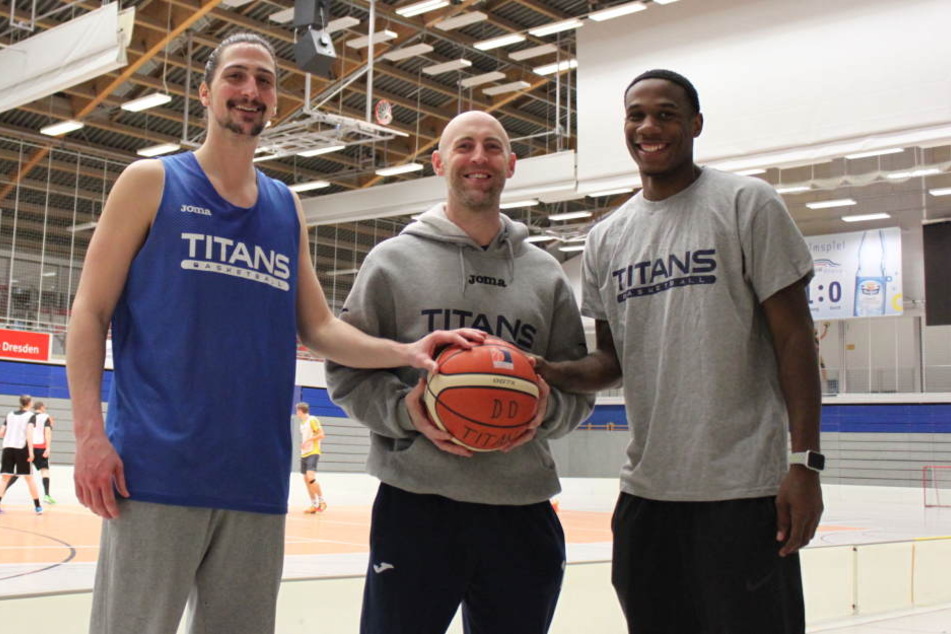 Jeremy Dunbar (li.) darf gemeinsam mit Coach Liam Flyyn (M.) schon loslegen. Neuzugang Marqueze Coleman muss warten.