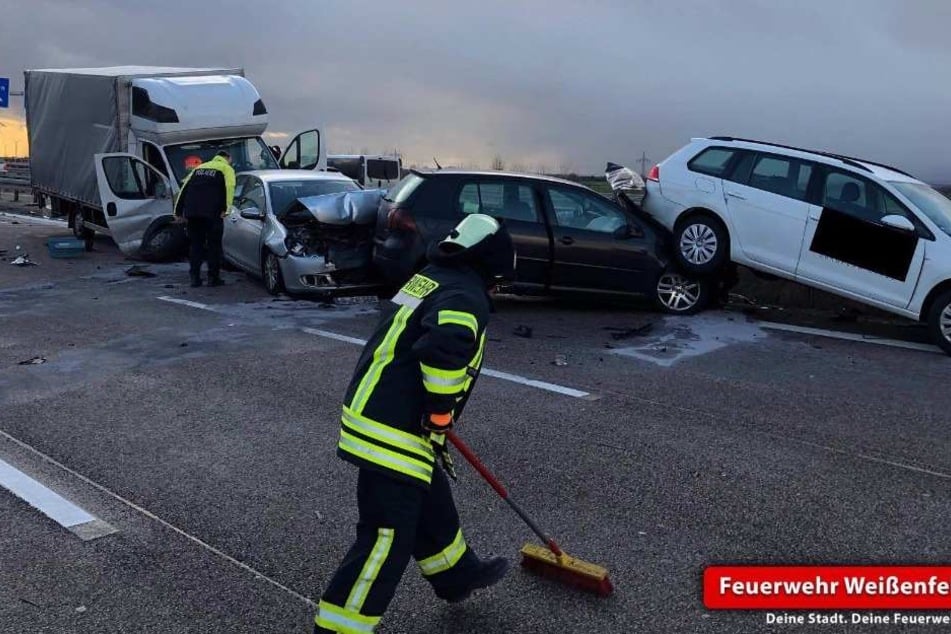 Einer der Unfälle auf der A9 bei Weißenfels. Bei diesem waren vier Fahrzeuge beteiligt.