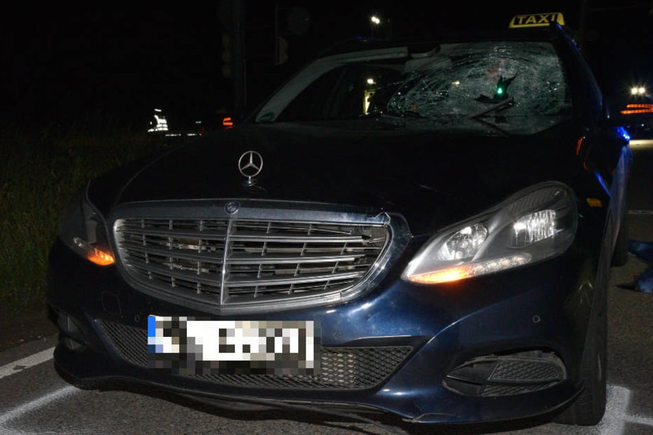 Der Taxifahrer hatte den Fußgänger zu spät erkannt und erfasste ihn frontal.