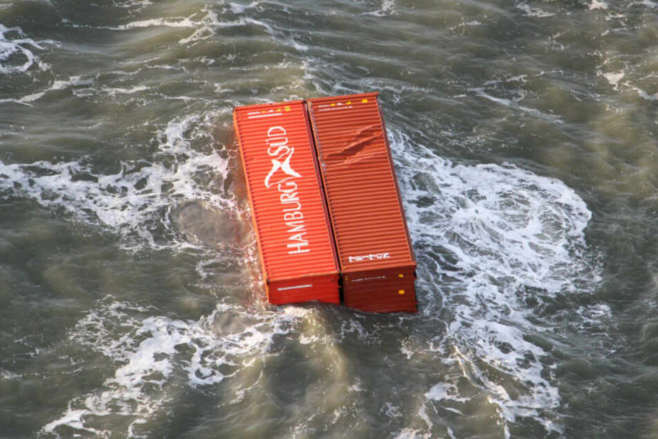 Die verlorenen Container treiben in der Nordsee und stellen für kleinere Schiffe ein Risiko dar.