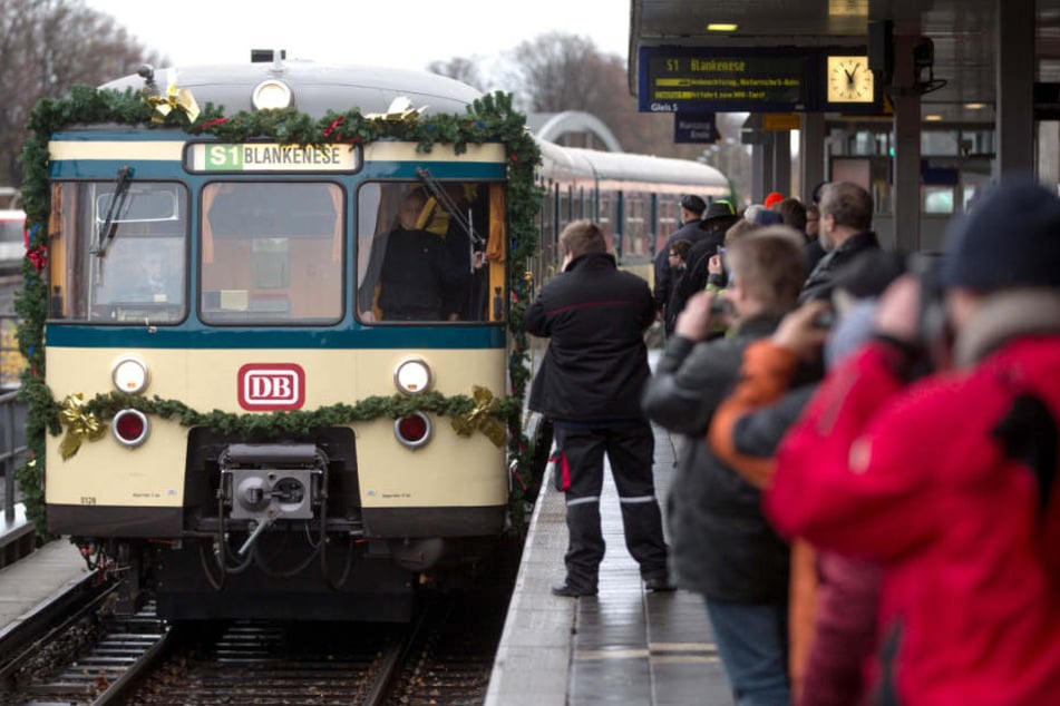 Im Advent fährt wieder der geschmückte historische Weihnachtszug der S-Bahn durch Hamburg.