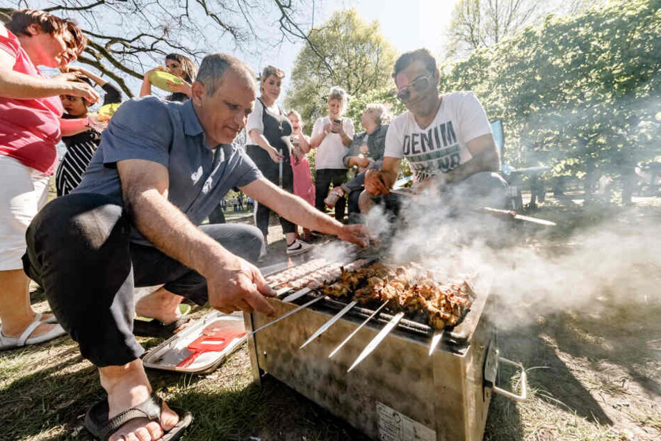 Bei mildem Wetter und wolkenlosem Himmel haben im Hamburger Stadtpark an Ostern schon einige Grillmeister die Saison eröffnet.