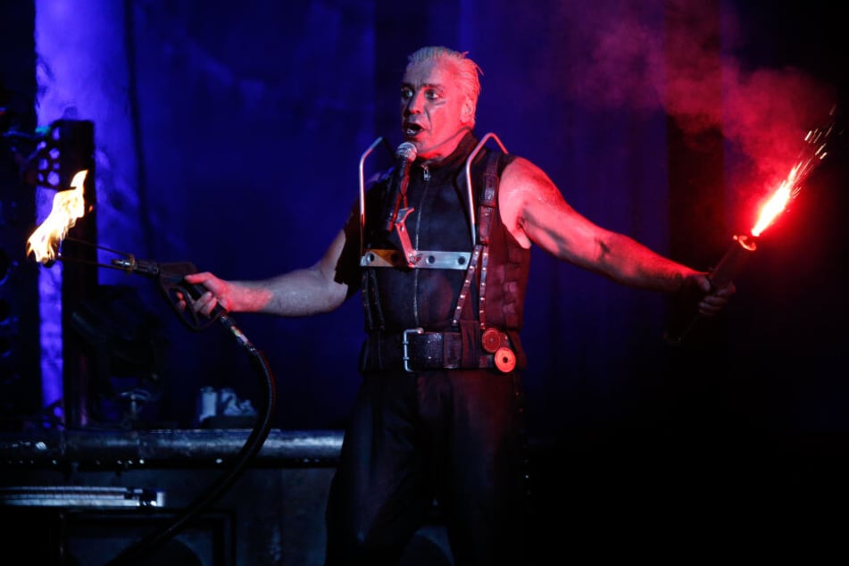 Sowohl auf der Bühne, als auch in den Texten spielt Till Lindemann mit dem Feuer.