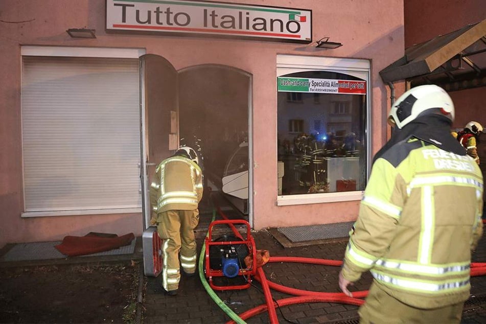 Mit voller Montur rückte die Feuerwehr ins "Tutto Italiano" ein.