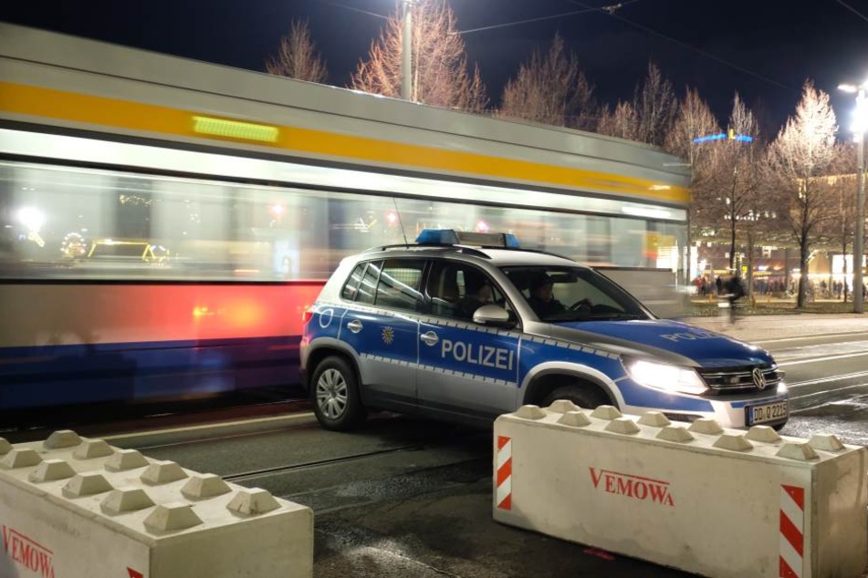 Bereits während des Weihnachtsmarkts wurde der Augustusplatz durch Beton- und mobile Polizeisperren gesichert. Silvester fahren dann auch keine Trams.