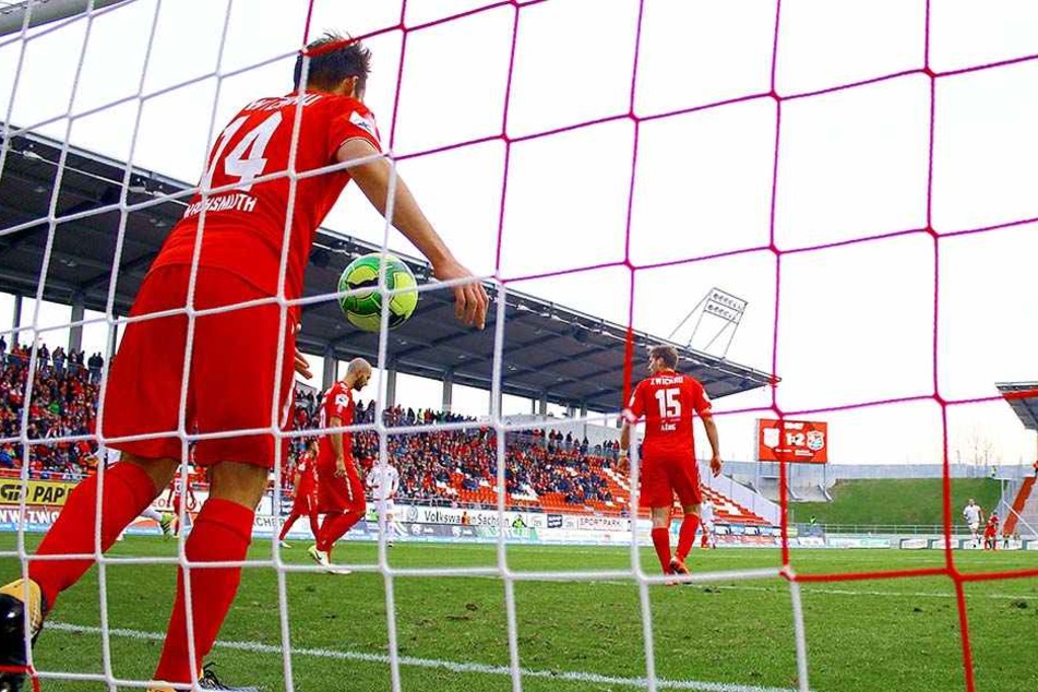 Enttäuscht muss Toni Wachsmuth den Ball nach einem Gegentreffer aus dem Tor holen.