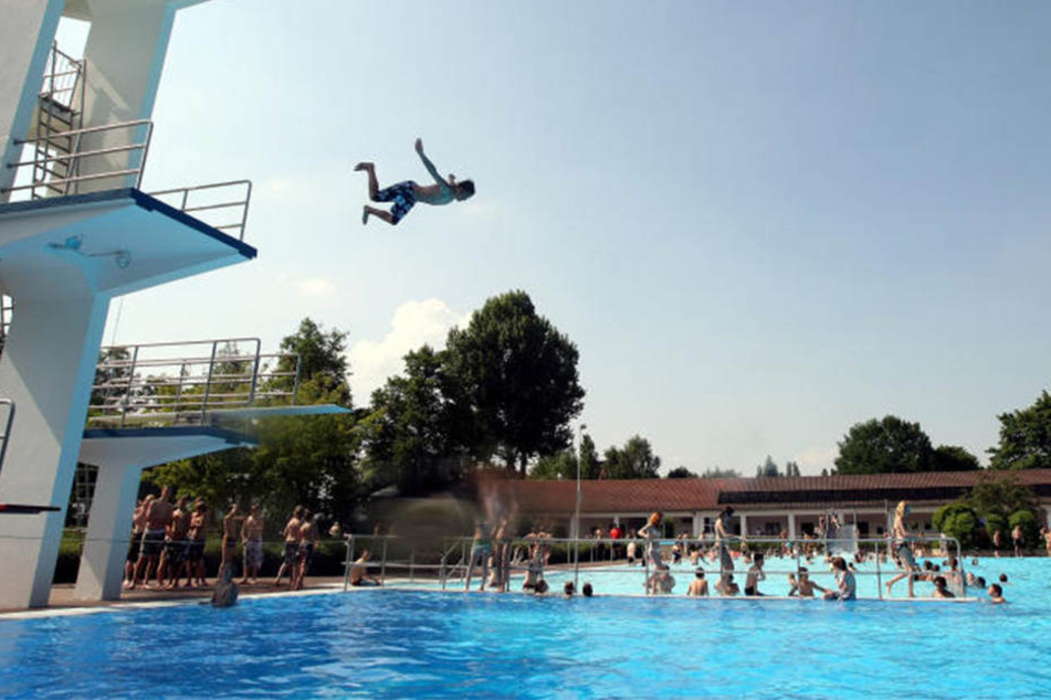 Mindestens so voll soll es bald wieder im Freibad Bünde werden. Dazu muss aber erstmal saniert werden!