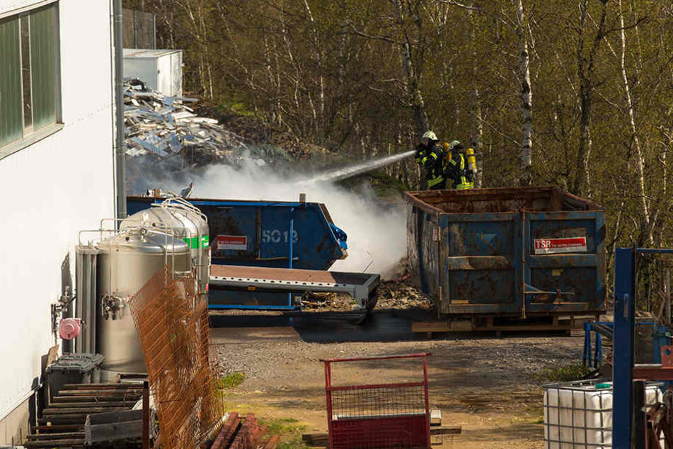 Die Feuerwehr konnte das Lagerfeuer inzwischen unter Kontrolle bringen.
