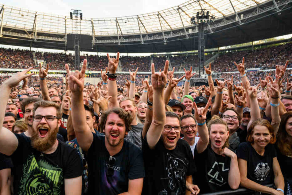 Rammstein-Fans bei ihrer Stadiontour 2019 in Hannover