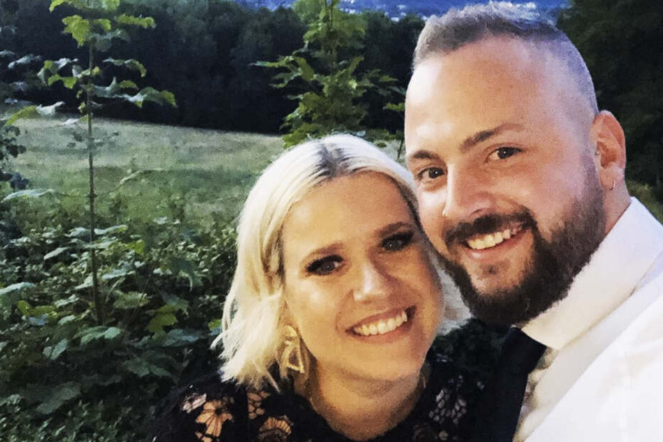Während "Energy Sachsen"-Moderator Julian Mengler auf einer Party gebucht war, musste seine Frau Lena (R.SA) die beiden Hasen vom Balkon evakuieren.