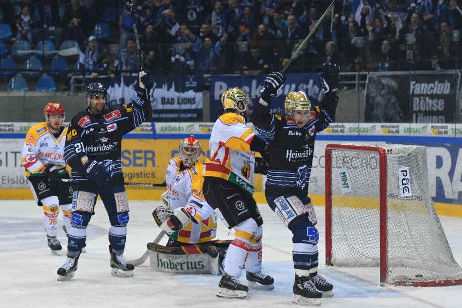 Torjubel zum 1:0 der Dresdner Eislöwen! Links: Alexander
Höller (#21, Dresden) und Brendan Cook (#18, Dresden) reißen freudig die Arme hoch.