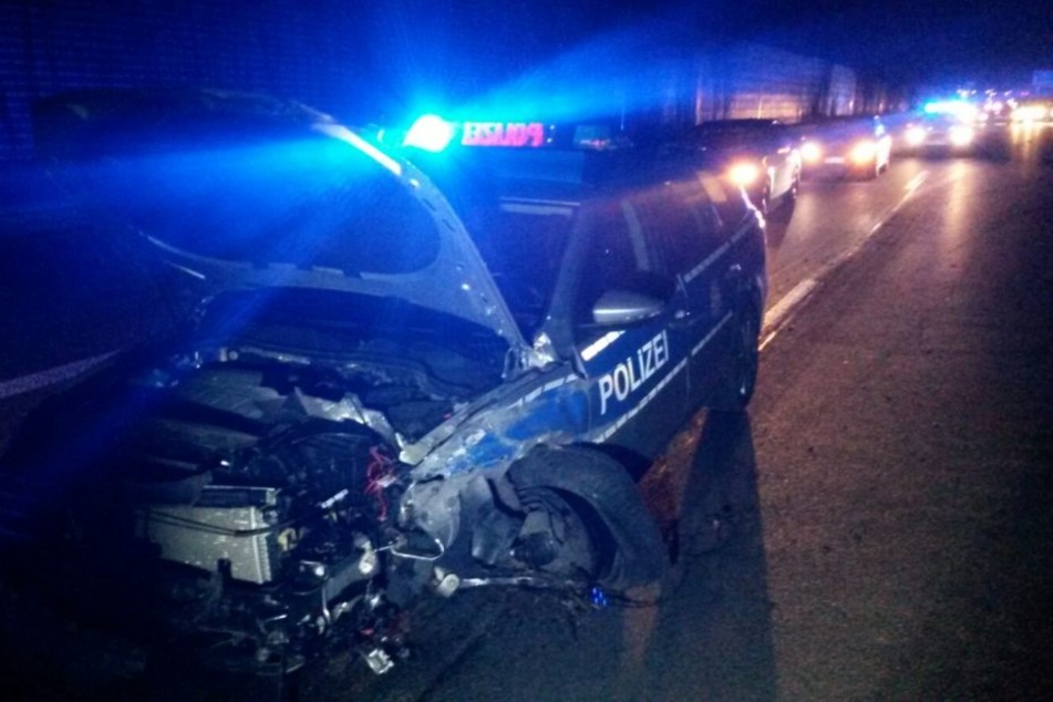 Mit einem irrsinnigen Tempo rammte der Angeklagte den Polizeiwagen.