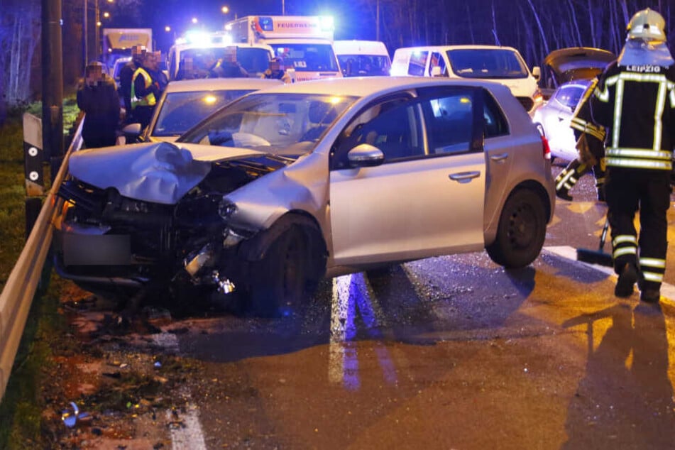 Einer der beiden beteiligten VW Golf steht mit zerstörten Frontbereich auf der B2.