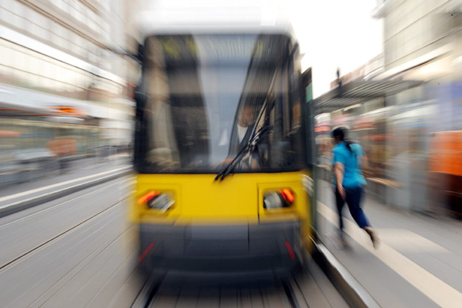 Bus, Bahn oder Fähre - Berufstätige dürfen bald weniger für ihre Monatskarte bezahlen.