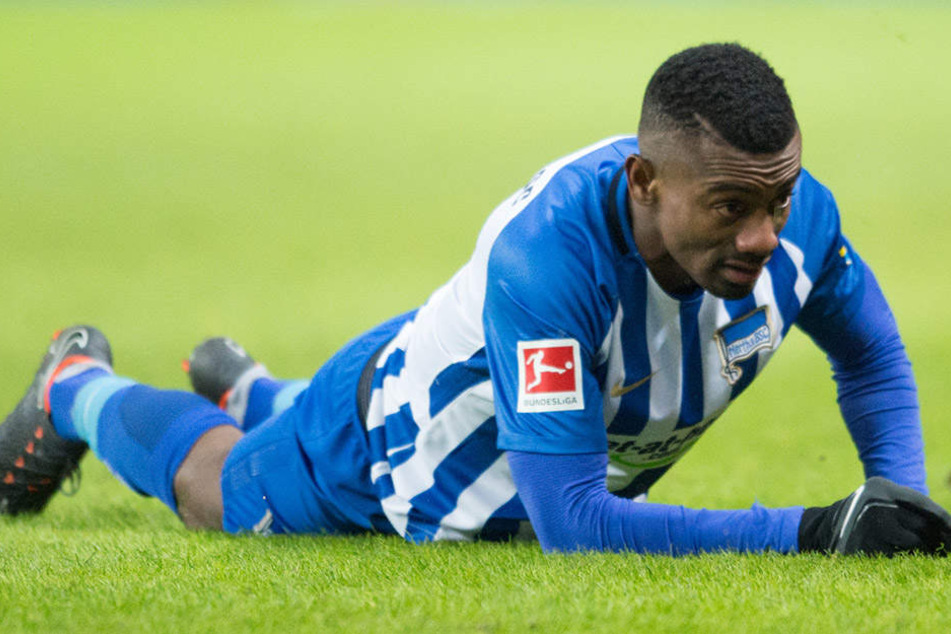 Berlins Salomon Kalou liegt am Boden.