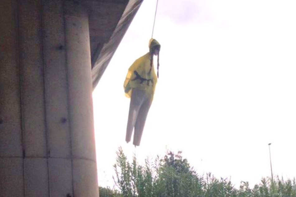Diese Greta Puppe hing von einer Brücke in Rom.