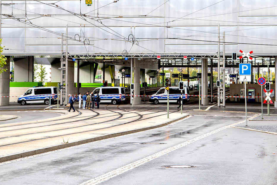 Der Chemnitzer Hauptbahnhof musste am Freitag komplett gesperrt werden.