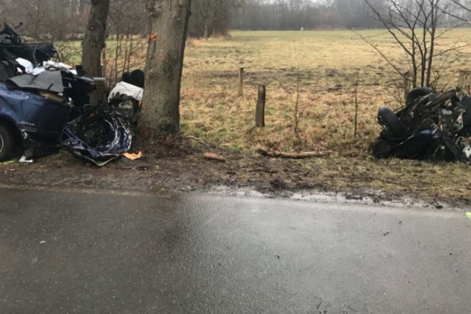 Für den Fahrer (†29) sowie zwei 14 und 19 Jahre alte Mitfahrer kam jede Hilfe zu spät.