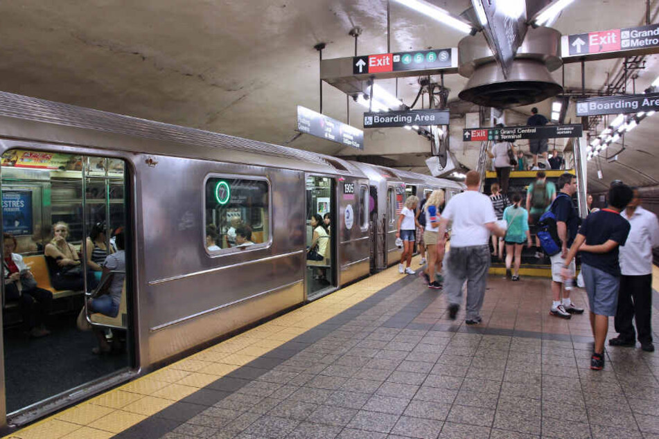 Im New Yorker Stadtbezirk Manhattan hatte ein Paar Sex in einem U-Bahnhof.