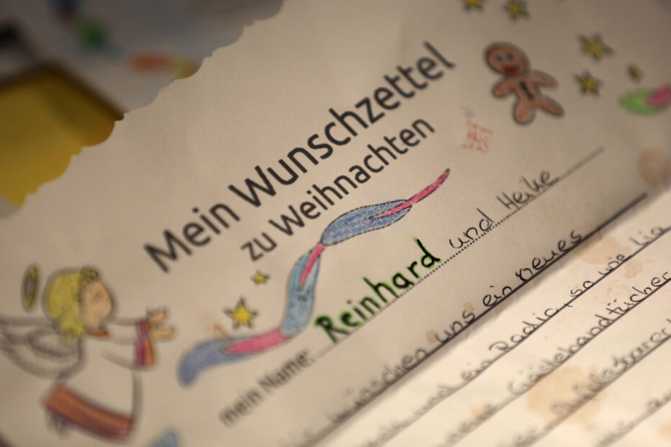 Ein Wunschzettel liegt in der Christkind-Postfiliale auf dem Tisch.