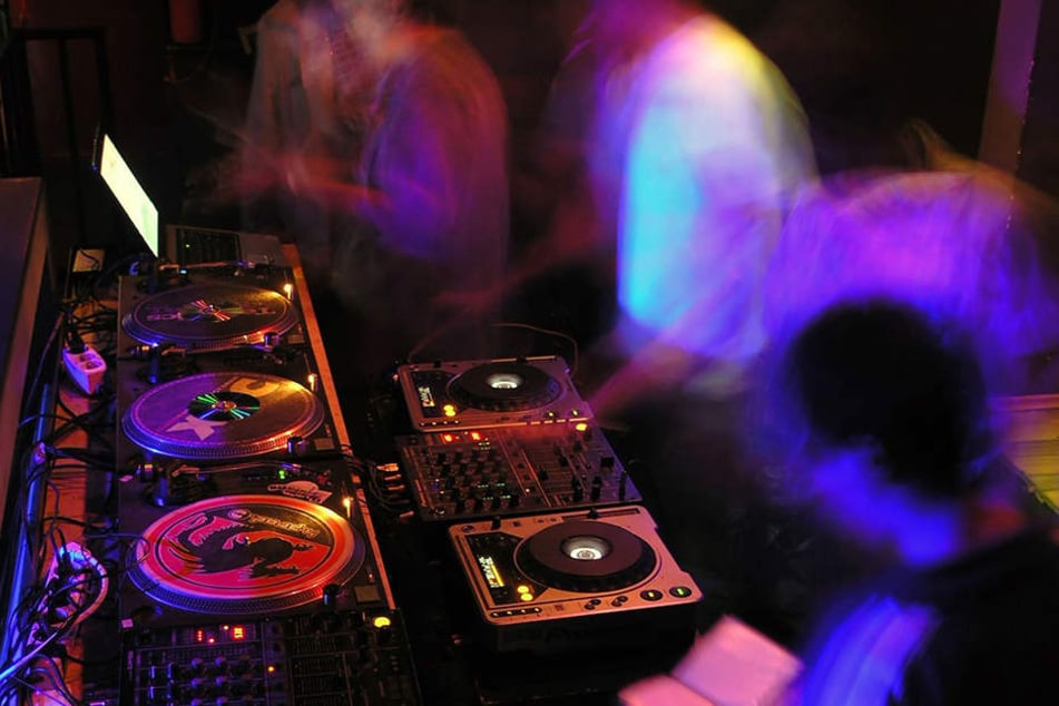 Drei Männer feierten eine lautstarke Party mit Musik. Die Polizei nahm die Männer mit ins Gefängnis.
