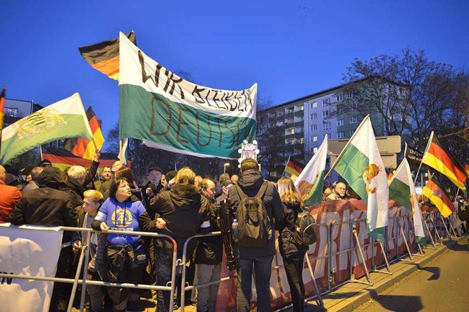 Etwa 2 000 Demonstranten protestierten mit Pro Chemnitz gegen den Besuch der Bundeskanzlerin.