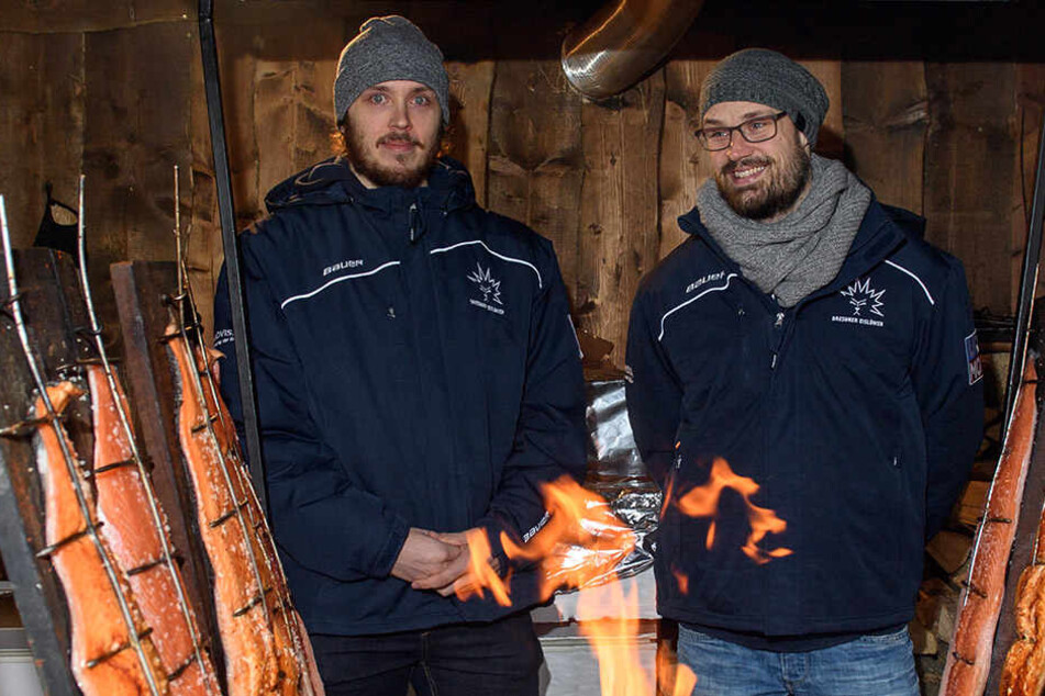 Am offenen Feuer bereiten beide Finnen auch in der Heimat den Lachs zu. Gegen Crimmitschau wollen die beiden den Eislöwen zum SIeg verhelfen.