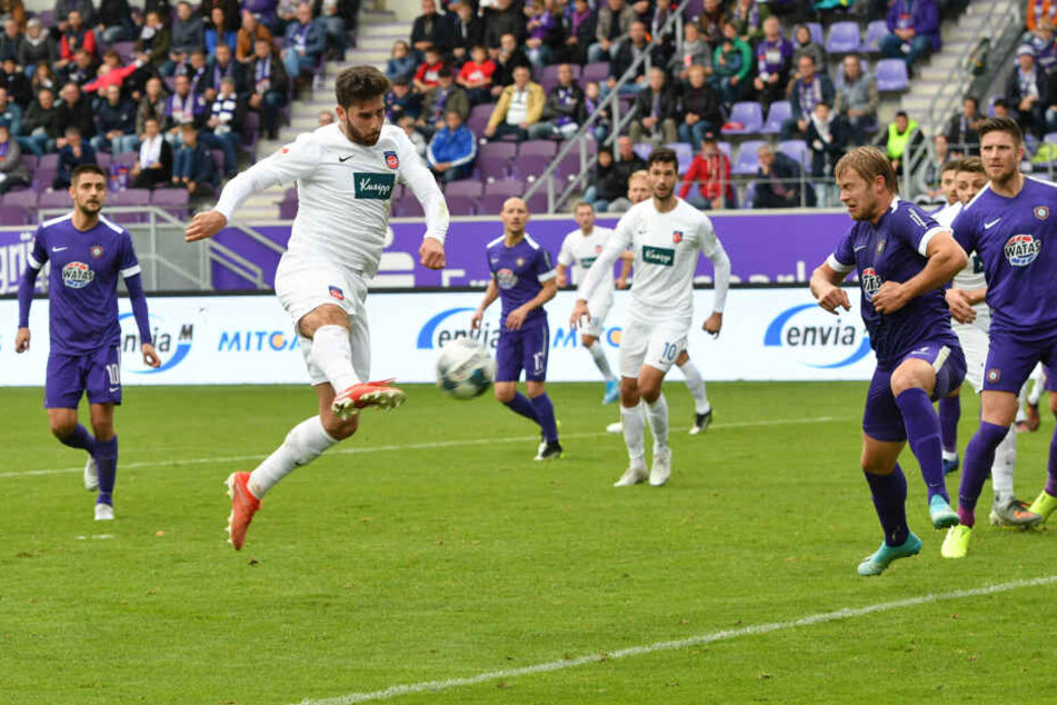 Der eingewechselte Stefan Schimmer nutzte eine Unachtsamkeit in der FCE-Hintermannschaft und erzielte mit diesem Volleyschuss den Ausgleich.