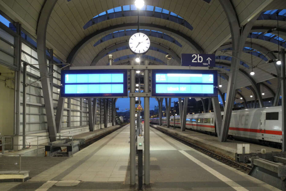 Der Kieler Hauptbahnhof ist nach der Bombendrohung wie leergefegt. (Symbolbild)
