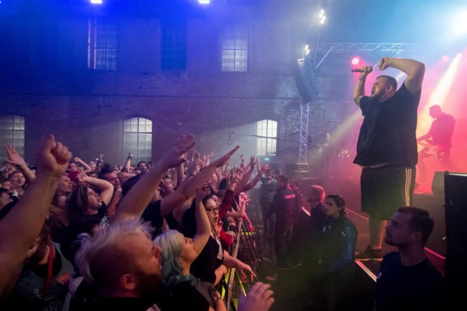 Wie viele Menschen das Gebäude beim "Feine Sahne Fischfilet"-Konzert verlassen mussten, konnte die Polizei zunächst nicht sagen.