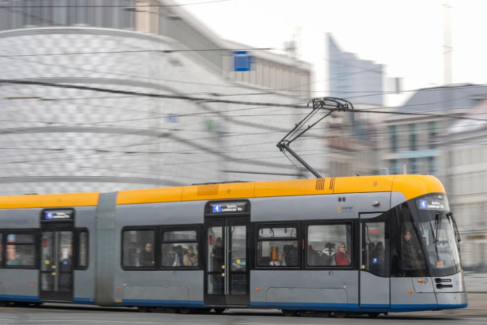 Der Straßenbahnfahrer wurde im Gesicht verletzt.