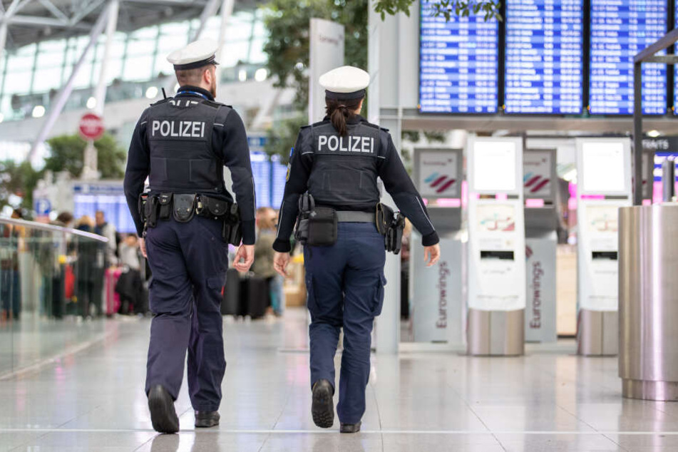 Die junge Frau verließ auf eigenen Wunsch das Flugzeug und begab sich in die Obhut der Bundespolizei. (Symbolbild)