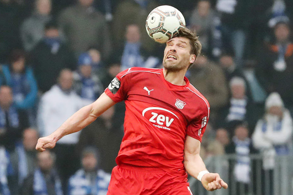 ... und Ronny König steigt zum Kopfball hoch, um damit regelmäßig zu treffen.
