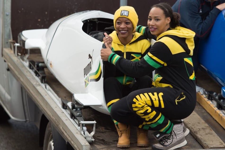 Audra Segree (l) und Jazmine Fenlator-Victorian beim Weltcup in Altenberg am 6. Januar. Sie fahren zu den Olympischen Spielen.