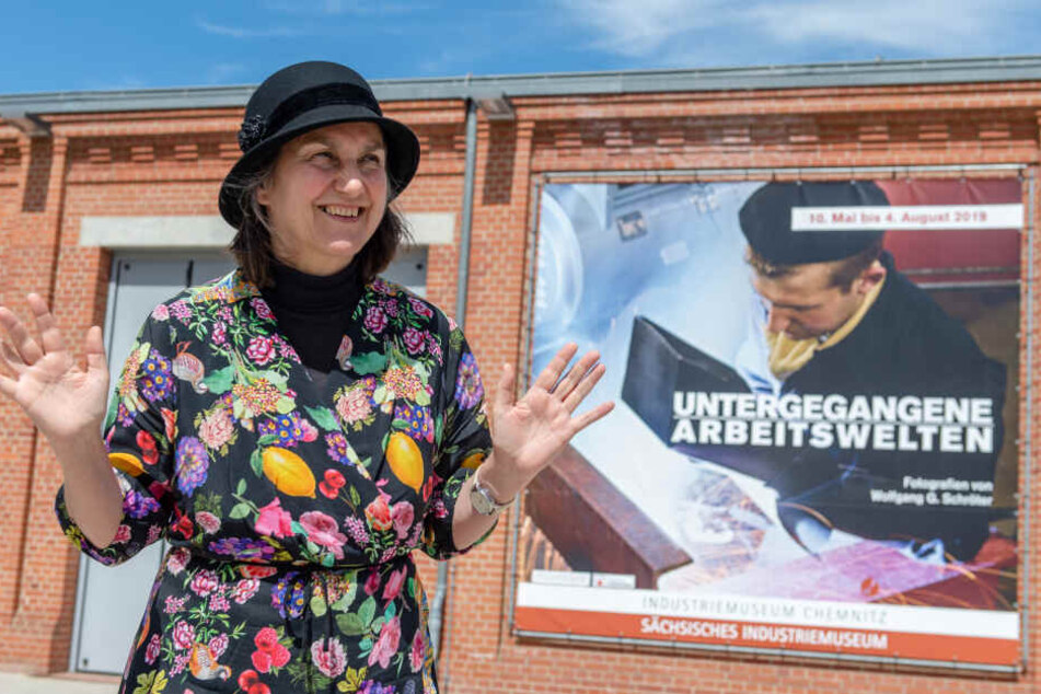 Dr. Grit Wendelberger, Lebensgefährtin des Fotografen, vor der Ausstellung.