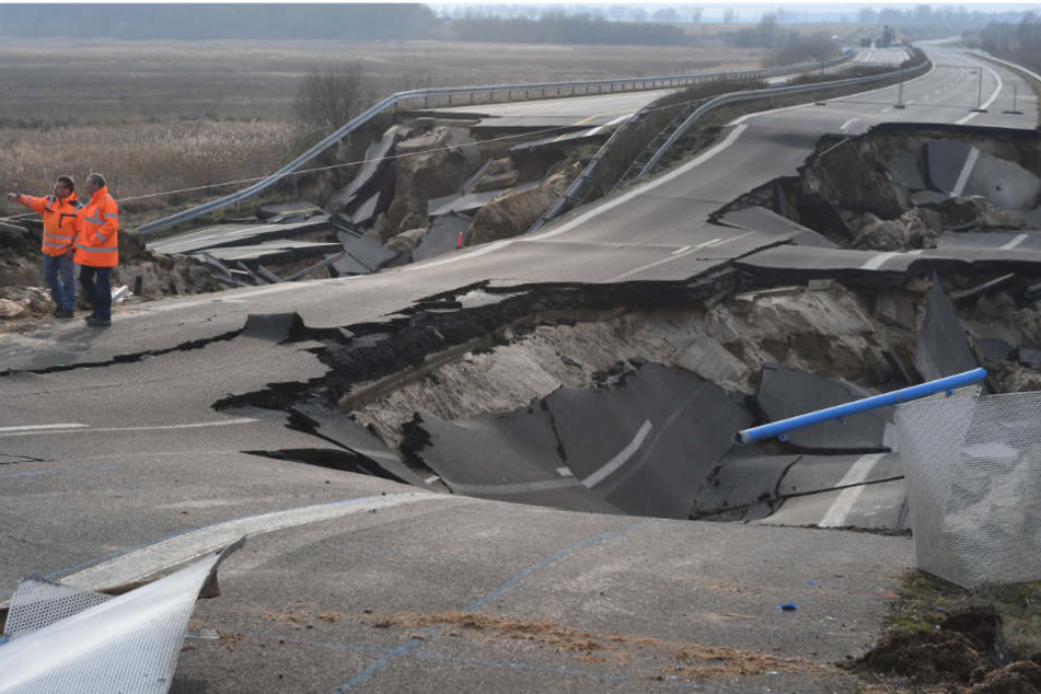 ei einem Pressetermin an der kaputten Autobahn A20 bei Tribsees (Landkreis Vorpommern-Rügen) schauen sich Arbeiter die Schäden an.