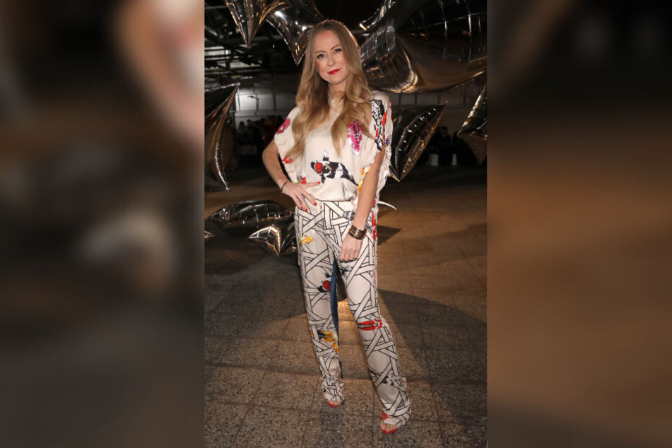 Jenny Elvers im Backstage der Fashionschau des Designers "Tomaszewski" im Berliner E-Werk.