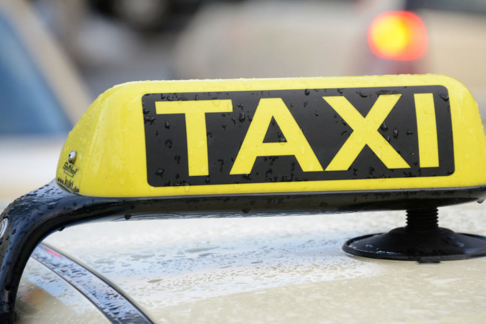 Eine Taxifahrerin wurde von einem Fahrgast ausgeraubt (Symbolfoto)
