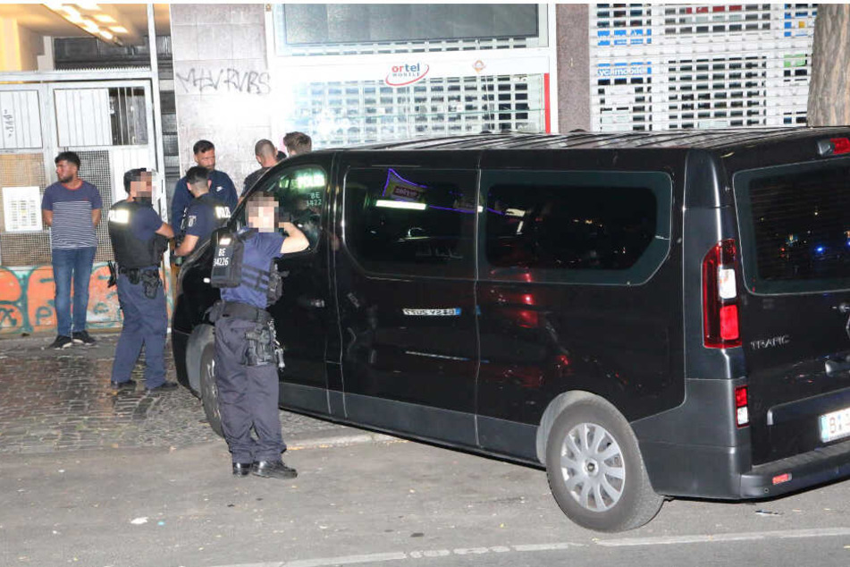 Ein Polizist schaut durch das Fenster des Kleintransporters.