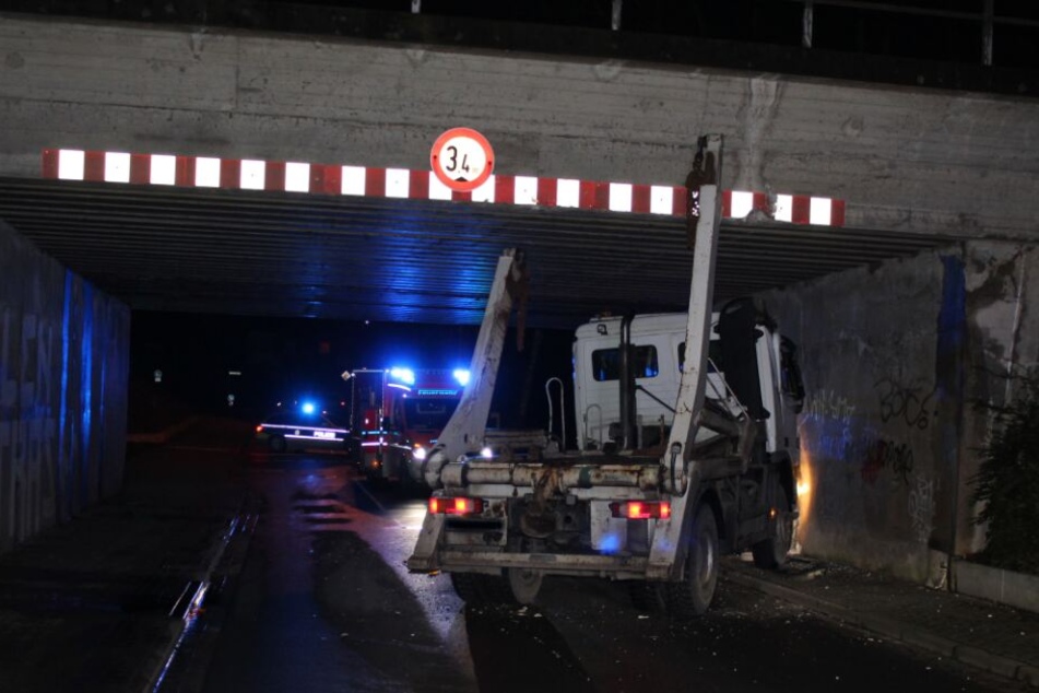 Der Lkw blieb unter der Brücke hängen.